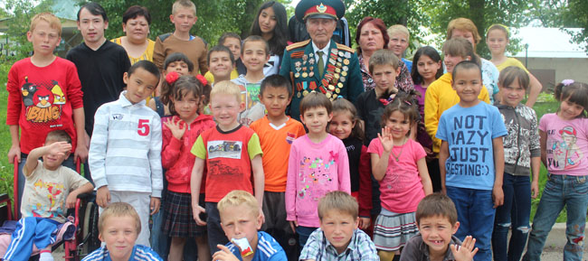 ark-village-grandfather-piotr-and-children_3